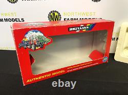 Britains 132 Scale 3055 Massey Ferguson Gift Set Tractor, Trailer