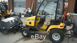 Massey Ferguson Tractor 2927 27bhp / front brush, rear sower / gritter 4x4